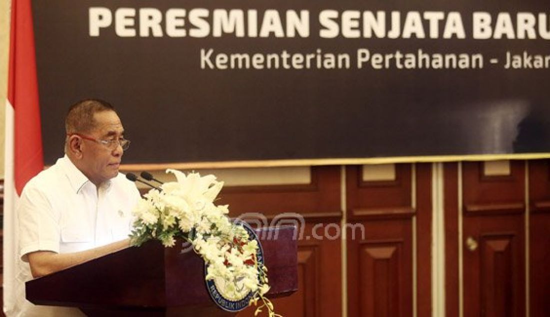 Menteri Pertahanan Ryamizard Ryacudu memberikan kata sambutan pada peresmian senjata baru di Gedung Kementerian Pertahanan, Jakarta, Kamis (9/6). Senjata baru tersebut Senapan Serbu SS3, Senapan Serbu SS2 subsonic 5,66mm, Sub Machine Gun PM3 dan Pistol G2 Premium. Foto: Ricardo/JPNN.com - JPNN.com