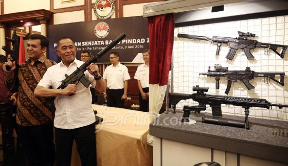 Menteri Pertahanan Ryamizard Ryacudu saat mencoba senjata baru produksi Pindad usai peresmian senjata baru di Gedung Kementerian Pertahanan, Jakarta, Kamis (9/6). Senjata baru tersebut Senapan Serbu SS3, Senapan Serbu SS2 subsonic 5,66mm, Sub Machine Gun PM3 dan Pistol G2 Premium. Foto: Ricardo/JPNN.com - JPNN.com