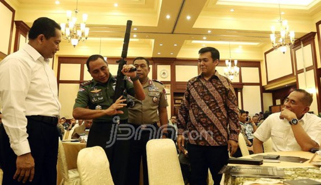 Pangkostrad Letnan Jenderal TNI Eddy Rachmayadi saat mencoba senjata baru produksi Pindad usai peresmian senjata baru di Gedung Kementerian Pertahanan, Jakarta, Kamis (9/6). Senjata baru tersebut Senapan Serbu SS3, Senapan Serbu SS2 subsonic 5,66mm, Sub Machine Gun PM3 dan Pistol G2 Premium. Foto: Ricardo/JPNN.com - JPNN.com