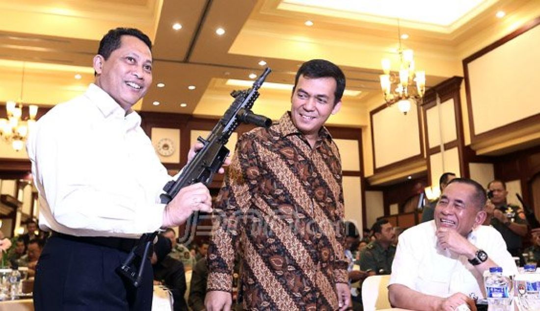 Kepala Badan Narkotika Nasional (BNN) Komjen Budi Waseso saat mencoba senjata baru produksi Pindad usai peresmian senjata baru di Gedung Kementerian Pertahanan, Jakarta, Kamis (9/6). Senjata baru tersebut Senapan Serbu SS3, Senapan Serbu SS2 subsonic 5,66mm, Sub Machine Gun PM3 dan Pistol G2 Premium. Foto: Ricardo/JPNN.com - JPNN.com