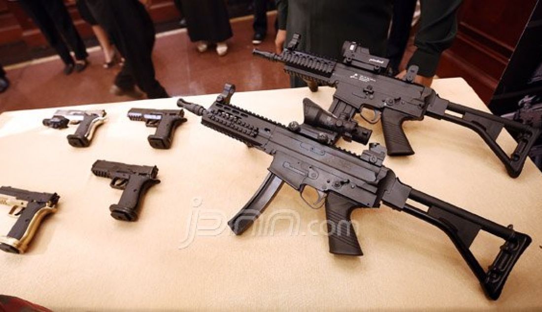 Senjata Baru Produksi Pindad terdiri dari Senapan Serbu SS3, Senapan Serbu SS2 subsonic 5,66mm, Sub Machine Gun PM3 dan Pistol G2 Premium dipamerkan usai diresmikan di Gedung Kementerian Pertahanan, Jakarta, Kamis (9/6). Foto: Ricardo/JPNN.com - JPNN.com