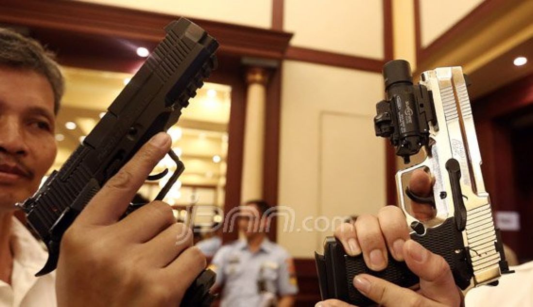 Senjata Baru Produksi Pindad terdiri dari Senapan Serbu SS3, Senapan Serbu SS2 subsonic 5,66mm, Sub Machine Gun PM3 dan Pistol G2 Premium dipamerkan usai diresmikan di Gedung Kementerian Pertahanan, Jakarta, Kamis (9/6). Foto: Ricardo/JPNN.com - JPNN.com