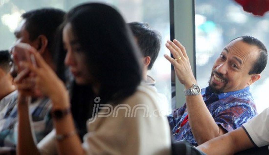 Anggota Komisi V DPR dari Fraksi PAN Andi Taufan Tiro di ruang tunggu Gedung KPK, Jakarta, Senin (13/6). KPK meminta keterangan Andi Taufan Tiro sebagai saksi terkait kasus suap proyek di KemenPu-Pera dengan tersangka Amran H Mustari atau AHM (Kepala Balai Pelaksana Jalan Nasional (BPJN) IX Maluku dan Maluku Utara). Foto: Ricardo/JPNN.com - JPNN.com