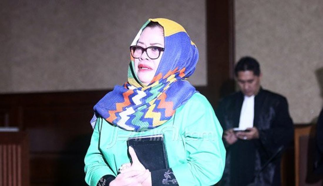 Anggota DPR Komisi VII dari Fraksi Partai Hanura Dewie Yasin Limpo menangis usai menjalani sidang lanjutan kasus suap korupsi anggaran pembangunan pembangkit listrik di Papua, Jakarta, Senin (13/6). Dewi divonis 6 tahun penjara dan denda Rp200 juta subsidair 3 bulan penjara. Foto: Ricardo/JPNN.com - JPNN.com