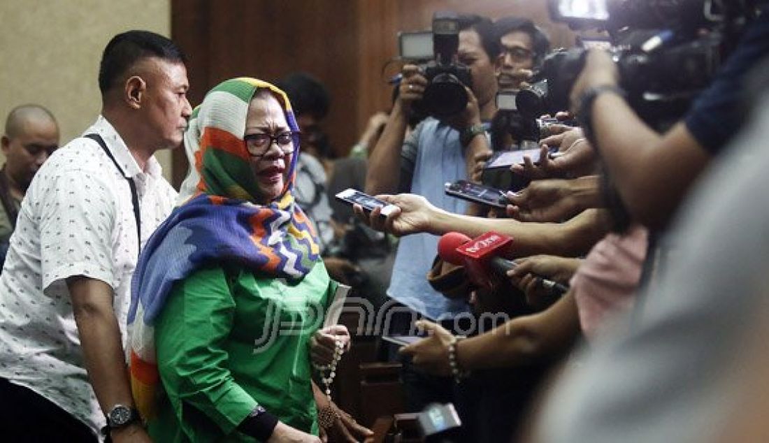 Anggota DPR Komisi VII dari Fraksi Partai Hanura Dewie Yasin Limpo menangis usai menjalani sidang lanjutan kasus suap korupsi anggaran pembangunan pembangkit listrik di Papua, Jakarta, Senin (13/6). Dewi divonis 6 tahun penjara dan denda Rp200 juta subsidair 3 bulan penjara. Foto: Ricardo/JPNN.com - JPNN.com