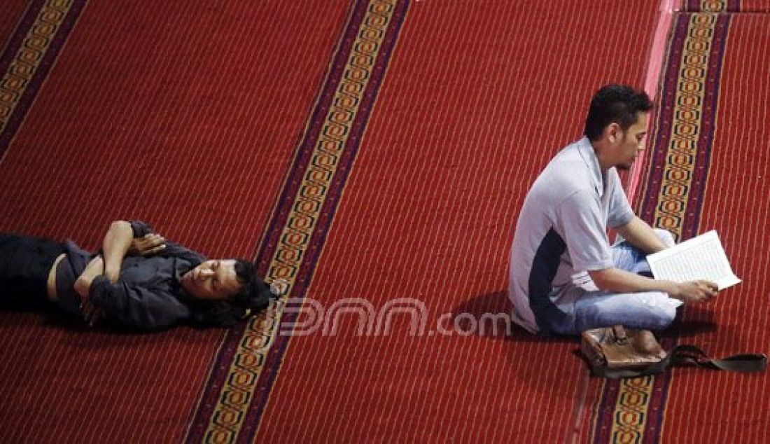 Umat Muslim Ibu Kota melakukan aktivitas mengaji, shalat dan istirahat tidur untuk menunggu waktu berbuka puasa di Mesjid Istiqlal, Jakarta, Senin (13/6). Foto: Ricardo/JPNN.com - JPNN.com