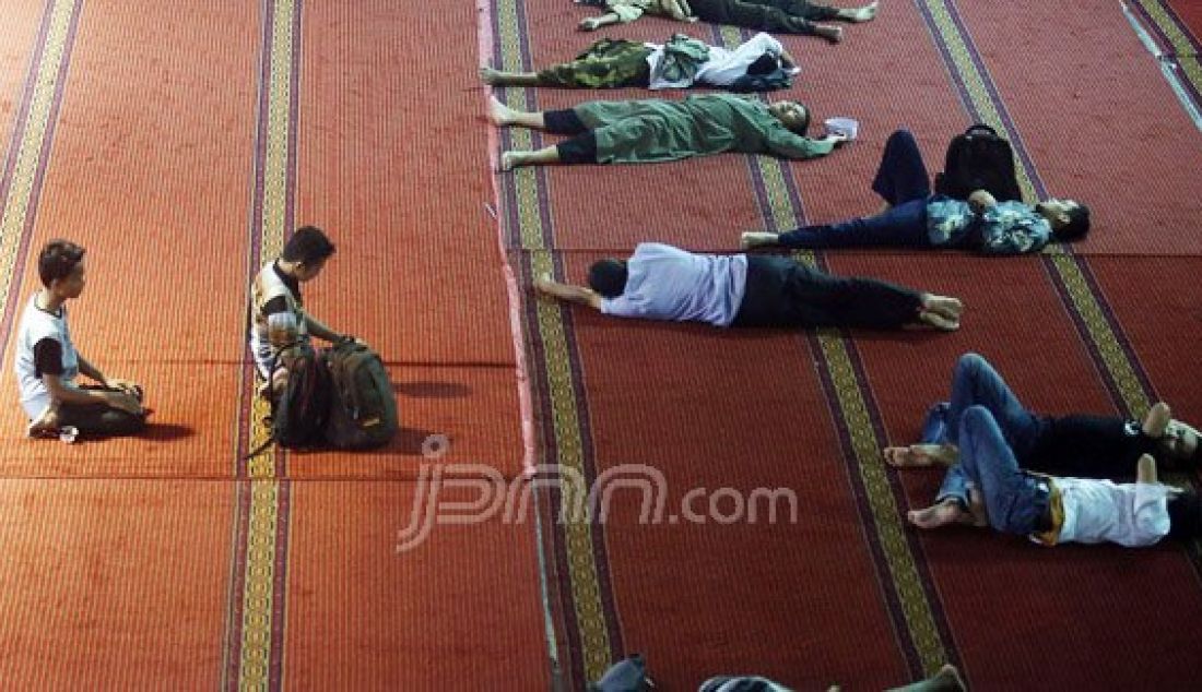 Umat Muslim Ibu Kota melakukan aktivitas mengaji, shalat dan istirahat tidur untuk menunggu waktu berbuka puasa di Mesjid Istiqlal, Jakarta, Senin (13/6). Foto: Ricardo/JPNN.com - JPNN.com