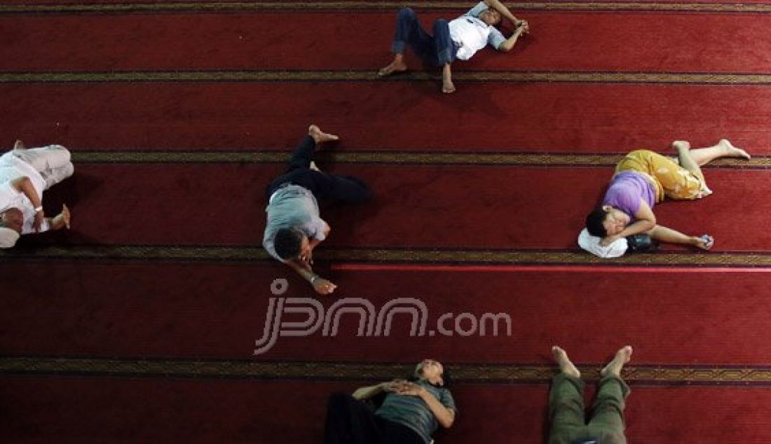 Umat Muslim Ibu Kota melakukan aktivitas mengaji, shalat dan istirahat tidur untuk menunggu waktu berbuka puasa di Mesjid Istiqlal, Jakarta, Senin (13/6). Foto: Ricardo/JPNN.com - JPNN.com