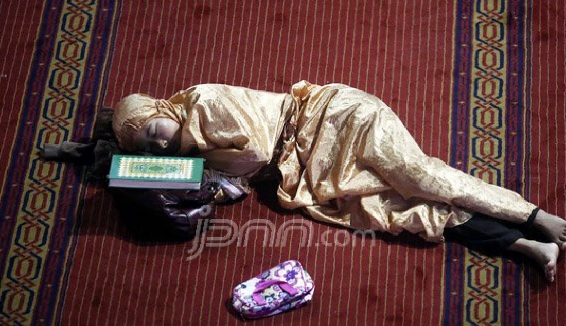 Umat Muslim Ibu Kota melakukan aktivitas mengaji, shalat dan istirahat tidur untuk menunggu waktu berbuka puasa di Mesjid Istiqlal, Jakarta, Senin (13/6). Foto: Ricardo/JPNN.com - JPNN.com