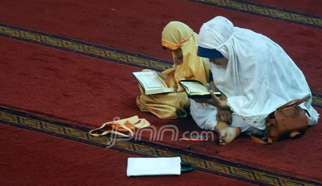 Umat Muslim Ibu Kota melakukan aktivitas mengaji, shalat dan istirahat tidur untuk menunggu waktu berbuka puasa di Mesjid Istiqlal, Jakarta, Senin (13/6). Foto: Ricardo/JPNN.com - JPNN.com