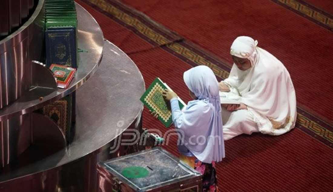 Umat Muslim Ibu Kota melakukan aktivitas mengaji, shalat dan istirahat tidur untuk menunggu waktu berbuka puasa di Mesjid Istiqlal, Jakarta, Senin (13/6). Foto: Ricardo/JPNN.com - JPNN.com