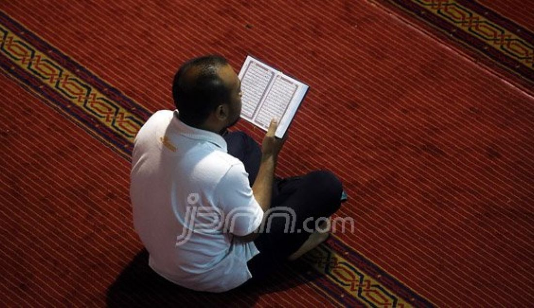 Umat Muslim Ibu Kota melakukan aktivitas mengaji, shalat dan istirahat tidur untuk menunggu waktu berbuka puasa di Mesjid Istiqlal, Jakarta, Senin (13/6). Foto: Ricardo/JPNN.com - JPNN.com