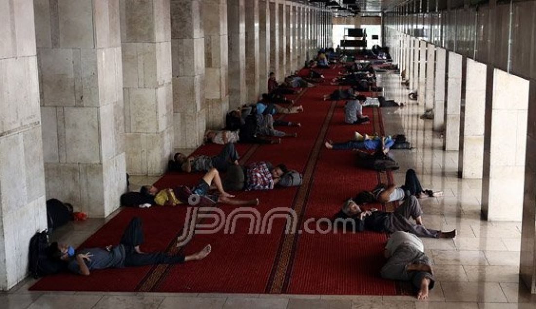 Umat Muslim Ibu Kota melakukan aktivitas mengaji, shalat dan istirahat tidur untuk menunggu waktu berbuka puasa di Mesjid Istiqlal, Jakarta, Senin (13/6). Foto: Ricardo/JPNN.com - JPNN.com