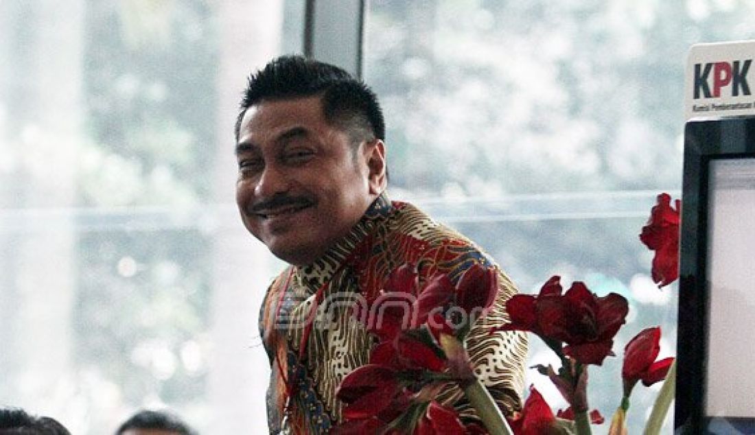 Wakil Ketua Komisi V DPR Michael Wattimena menjalani pemeriksaan di gedung KPK, Jakarta, Selasa (14/6).Wattimena diperiksa sebagai saksi kasus dugaan suap pengajuan proyek infrastruktur di Kementerian Pekerjaan Umum dan Perumahan Rakyat (KemenPu-Pera). Foto: Ricardo/JPNN.com - JPNN.com