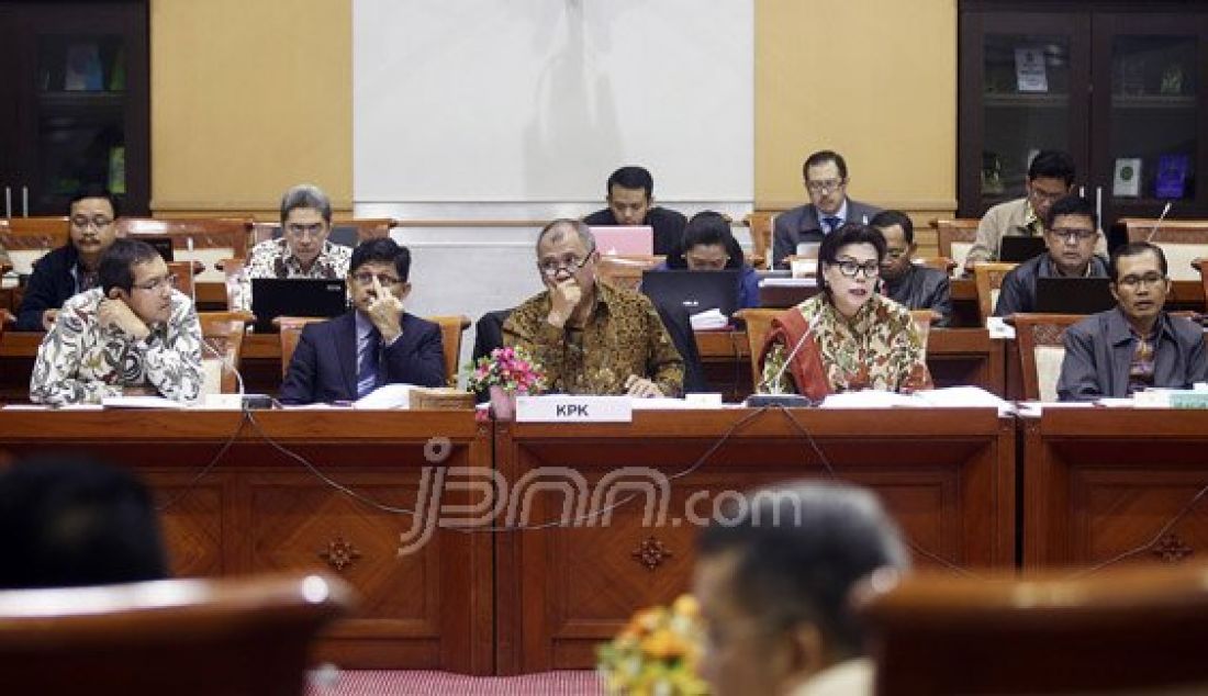 Ketua KPK Agus Rahardjo bersama Wakil Ketua KPK Saut Situmorang, La Ode Muhamad Syarif (kedua kiri), Basaria Panjaitan (kedua kanan) dan Alexander Marwata (kanan) mengikuti rapat dengar pendapat dengan Komisi III DPR, Jakarta, Selasa (14/6). Foto: Ricardo/JPNN.com - JPNN.com