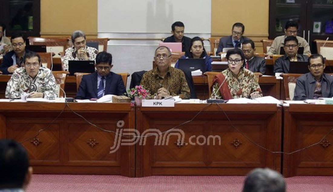 Ketua KPK Agus Rahardjo bersama Wakil Ketua KPK Saut Situmorang, La Ode Muhamad Syarif (kedua kiri), Basaria Panjaitan (kedua kanan) dan Alexander Marwata (kanan) mengikuti rapat dengar pendapat dengan Komisi III DPR, Jakarta, Selasa (14/6). Foto: Ricardo/JPNN.com - JPNN.com