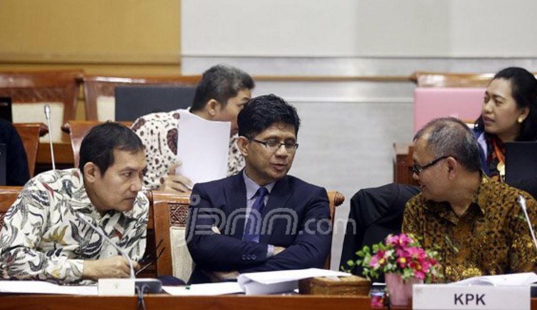 Wakil Ketua KPK Saut Situmorang, Ketua KPK Agus Rahardjo dan Wakil Ketua KPK La Ode Muhamad Syarif saat mengikuti rapat dengar pendapat dengan Komisi III DPR, Jakarta, Selasa (14/6). Foto: Ricardo/JPNN.com - JPNN.com