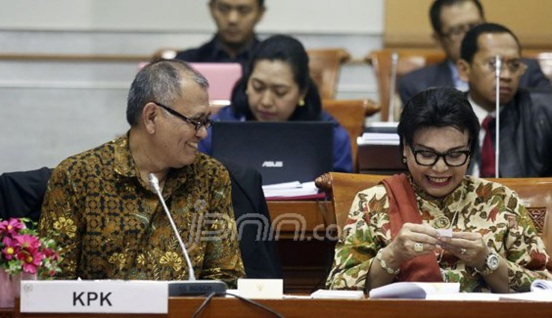 Ketua KPK Agus Rahardjo dan Basaria Panjaitan saat mengikuti rapat dengar pendapat dengan Komisi III DPR, Jakarta, Selasa (14/6). Foto: Ricardo/JPNN.com - JPNN.com