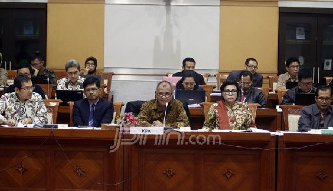 Ketua KPK Agus Rahardjo bersama Wakil Ketua KPK Saut Situmorang, La Ode Muhamad Syarif (kedua kiri), Basaria Panjaitan (kedua kanan) dan Alexander Marwata (kanan) mengikuti rapat dengar pendapat dengan Komisi III DPR, Jakarta, Selasa (14/6). Foto: Ricardo/JPNN.com - JPNN.com