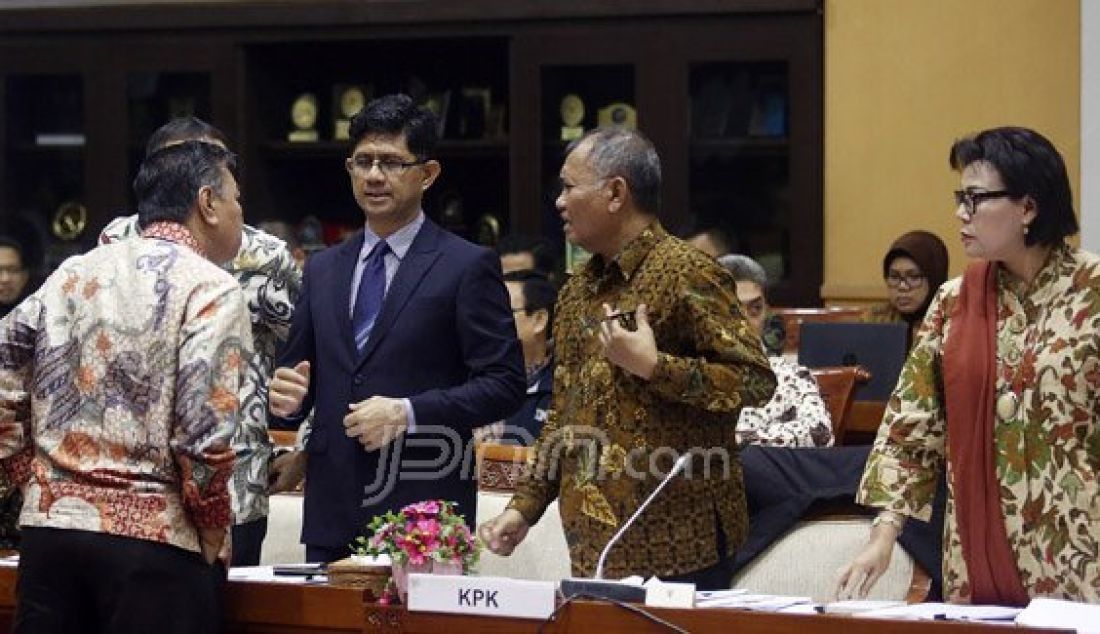 Ketua KPK Agus Rahardjo bersama Wakil Ketua KPK Saut Situmorang, La Ode Muhamad Syarif (kedua kiri), Basaria Panjaitan (kedua kanan) dan Alexander Marwata (kanan) mengikuti rapat dengar pendapat dengan Komisi III DPR, Jakarta, Selasa (14/6). Foto: Ricardo/JPNN.com - JPNN.com