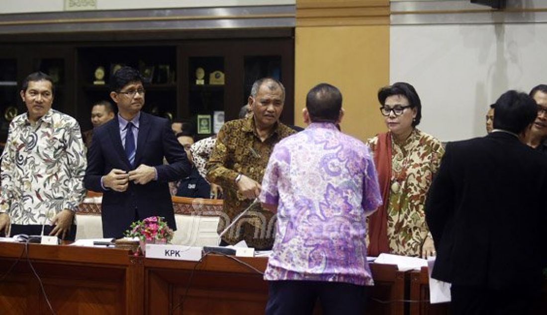 Ketua KPK Agus Rahardjo bersama Wakil Ketua KPK Saut Situmorang, La Ode Muhamad Syarif (kedua kiri), Basaria Panjaitan (kedua kanan) dan Alexander Marwata (kanan) mengikuti rapat dengar pendapat dengan Komisi III DPR, Jakarta, Selasa (14/6). Foto: Ricardo/JPNN.com - JPNN.com