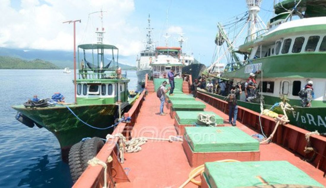 Sebanyak 4 Kapal nelayan asing Filipina satu diantaranya sebagai kapal penampung ditangkap KRI Karel Satsuitubun di perairan Morotai Maluku Utara, Senin (13/6). sebagian kapal telah membawa ratusan kilo ikan hasil tangkapan jenis tuna. Foto: Erwin/Malut Pos - JPNN.com