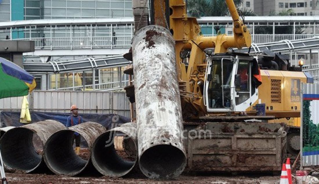 Tiang pancang simpang Semanggi mulai dipasang, Jakarta, Selasa (14/6). Jalur cepat Semanggi dari arah Bunderan HI menuju Cawang terpaksa ditutup karena pembangunan simpang susun Semanggi memasuki tahap pemasangan tiang pancang. Foto: Ricardo/JPNN.com - JPNN.com