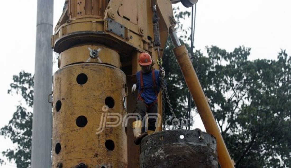 Tiang pancang simpang Semanggi mulai dipasang, Jakarta, Selasa (14/6). Jalur cepat Semanggi dari arah Bunderan HI menuju Cawang terpaksa ditutup karena pembangunan simpang susun Semanggi memasuki tahap pemasangan tiang pancang. Foto: Ricardo/JPNN.com - JPNN.com