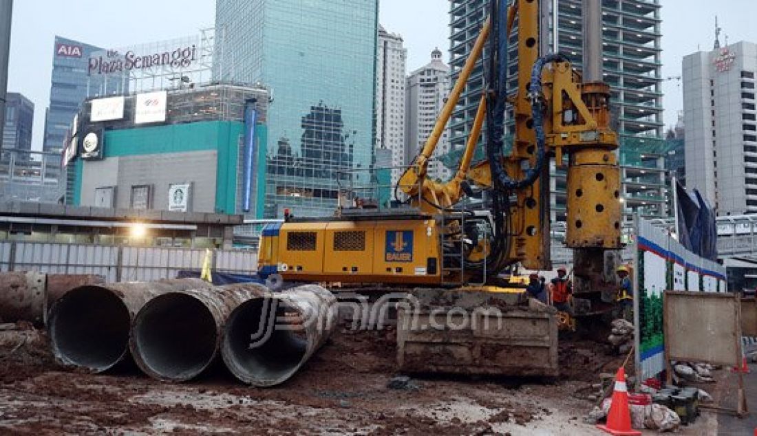 Tiang pancang simpang Semanggi mulai dipasang, Jakarta, Selasa (14/6). Jalur cepat Semanggi dari arah Bunderan HI menuju Cawang terpaksa ditutup karena pembangunan simpang susun Semanggi memasuki tahap pemasangan tiang pancang. Foto: Ricardo/JPNN.com - JPNN.com