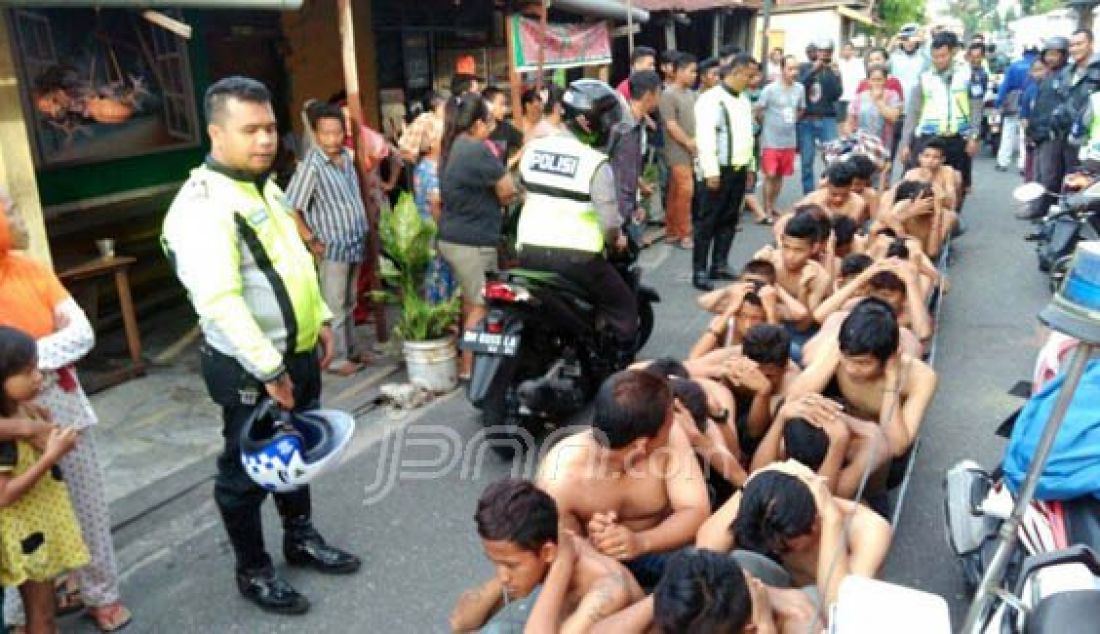 DIGELANDANG: Petugas kepolisian dari Polresta pekanbaru saat mengamankan ABG yang tawuran di jalan Ahmad Yani, Selasa (14/6). Foto: Sakiman/Riau Pos - JPNN.com