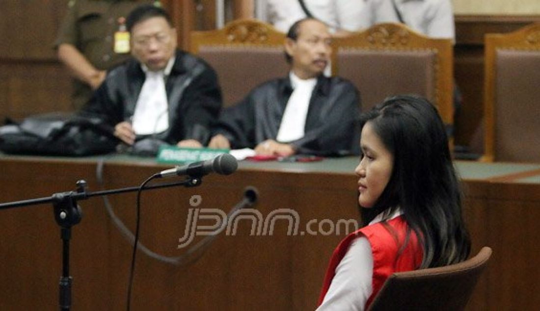 Terdakwa Jessica Kumala Wongso menjalani sidang perdana sebagai terdakwa kasus pembunuhan Wayan Mirna Salihin di Pengadilan Negeri Jakarta Pusat, Jakarta, Rabu (15/6). Jessica didakwa dengan Pasal 340 KUHP tentang pembunuhan berencana. Foto: Ricardo/JPNN.com - JPNN.com