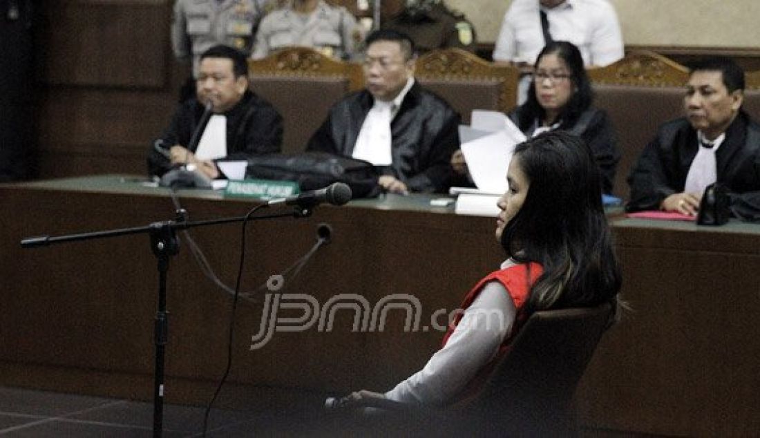 Terdakwa Jessica Kumala Wongso menjalani sidang perdana sebagai terdakwa kasus pembunuhan Wayan Mirna Salihin di Pengadilan Negeri Jakarta Pusat, Jakarta, Rabu (15/6). Jessica didakwa dengan Pasal 340 KUHP tentang pembunuhan berencana. Foto: Ricardo/JPNN.com - JPNN.com