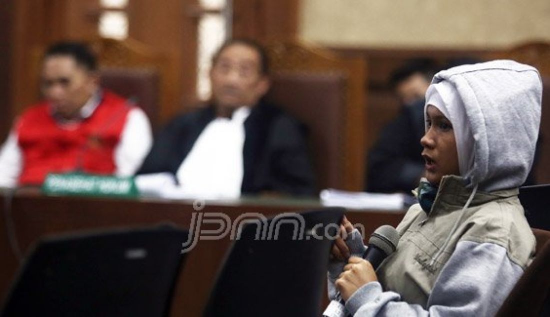 Pembantu Ivan Haz, Toipah bersaksi pada sidang kasus penganiayaan pembantu rumah tangga (PRT) dengan terdakwa Fanny Syafriansyah alias Ivan Haz di Pengadilan Negeri Jakarta Pusat, Jakarta, Rabu (15/6). Foto: Ricardo/JPNN.com - JPNN.com