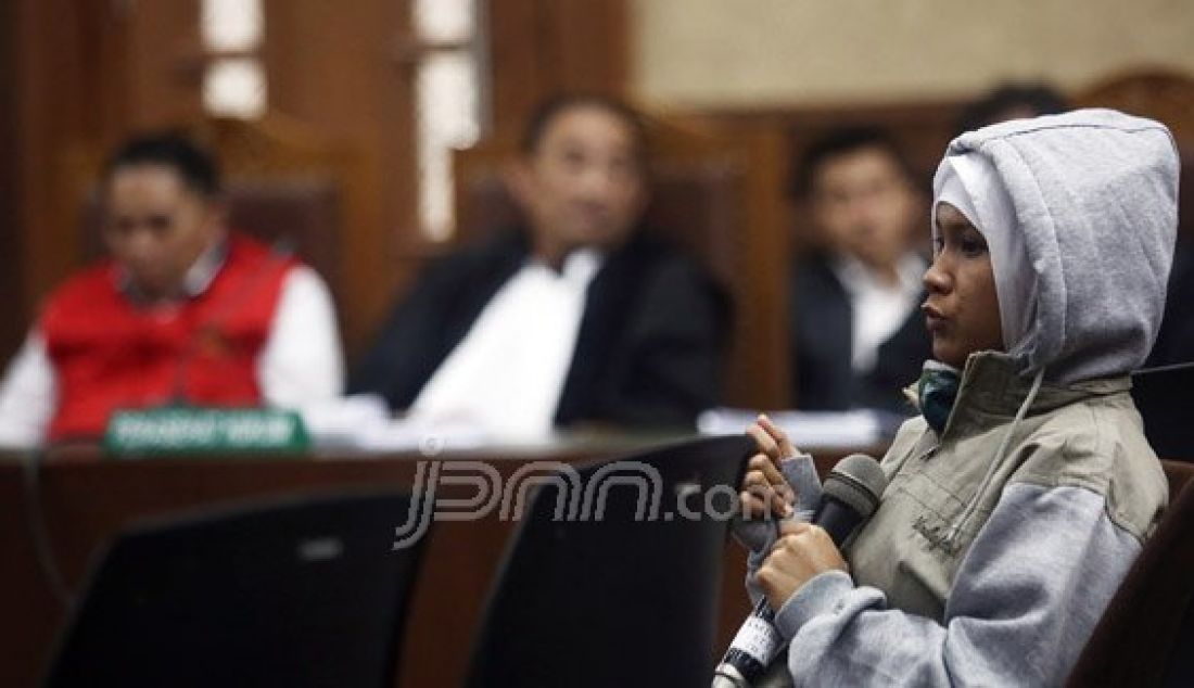 Pembantu Ivan Haz, Toipah bersaksi pada sidang kasus penganiayaan pembantu rumah tangga (PRT) dengan terdakwa Fanny Syafriansyah alias Ivan Haz di Pengadilan Negeri Jakarta Pusat, Jakarta, Rabu (15/6). Foto: Ricardo/JPNN.com - JPNN.com