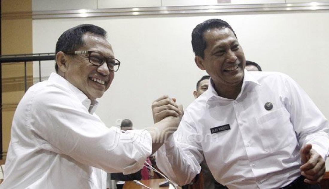 Kepala BNPT Komjen Tito Karnavian berjabat tangan dengan Kepala BNN Komjen Budi Waseso usai mengikuti rapat dengar pendapat dengan komisi III DPR, Jakarta, Kamis (16/6). Rapat tersebut membahas mengenai RKA K/L Tahun 2017. Foto: Ricardo/JPNN - JPNN.com