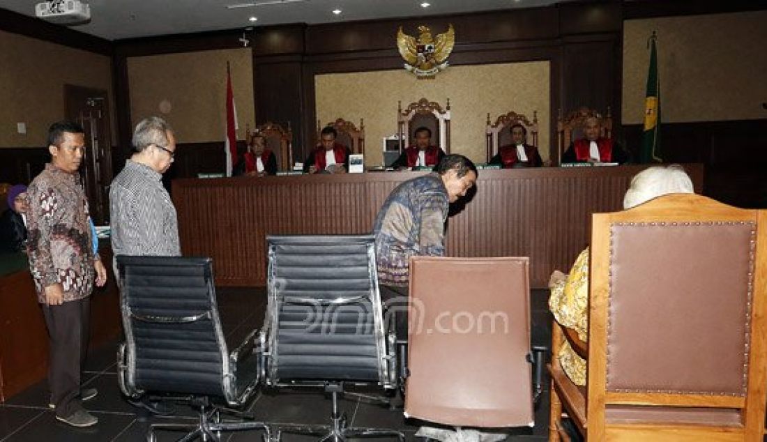 (Kiri) Anggota DPRD Sumut Sigit Pramono, Wakil Ketua DPRD Sumut periode 2009-2014 Chaidir Ritonga, Ketua DPRD Sumatera Utara periode 2009-2014, Saleh Bangun dan Ketua DPRD Sumut, Ajib Shah menjalani sidang putusan kasus dugaan suap persetujuan APBD Provinsi Sumut di Pengadilan Tipikor, Kemayoran, Jakarta, Rabu (15/6). Foto: Ricardo/JPNN.com - JPNN.com