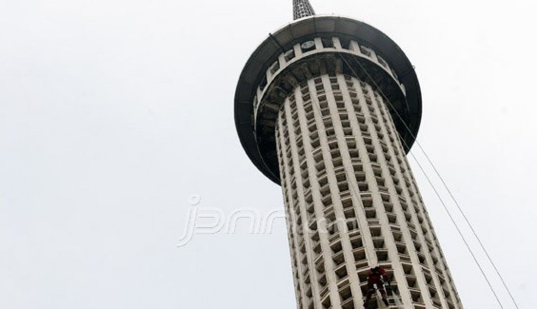 Seorang pekerja membersihkan menara Masjid Istiqal, di Jakarta, Kamis (16/6). Pembersihan dilakukan sebagai bagian dari perawatan dan menjaga keindahan masjid yang banyak dikunjungi umat Muslim terutama pada bulan Ramadhan. Foto: Ricardo/JPNN.com - JPNN.com