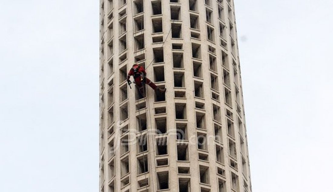 Seorang pekerja membersihkan menara Masjid Istiqal, di Jakarta, Kamis (16/6). Pembersihan dilakukan sebagai bagian dari perawatan dan menjaga keindahan masjid yang banyak dikunjungi umat Muslim terutama pada bulan Ramadhan. Foto: Ricardo/JPNN.com - JPNN.com