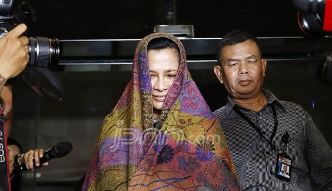 Pengacara Saipul Jamil, Bertha Natalia saat keluar dari gedung KPK, Jakarta, Kamis (16/6). Bertha ditahan terkait operasi tangkap tangan (OTT) kasus dugaan penyuapan terhadap Panitera Pengadilan Jakarta Utara. Foto: Ricardo/JPNN.com - JPNN.com