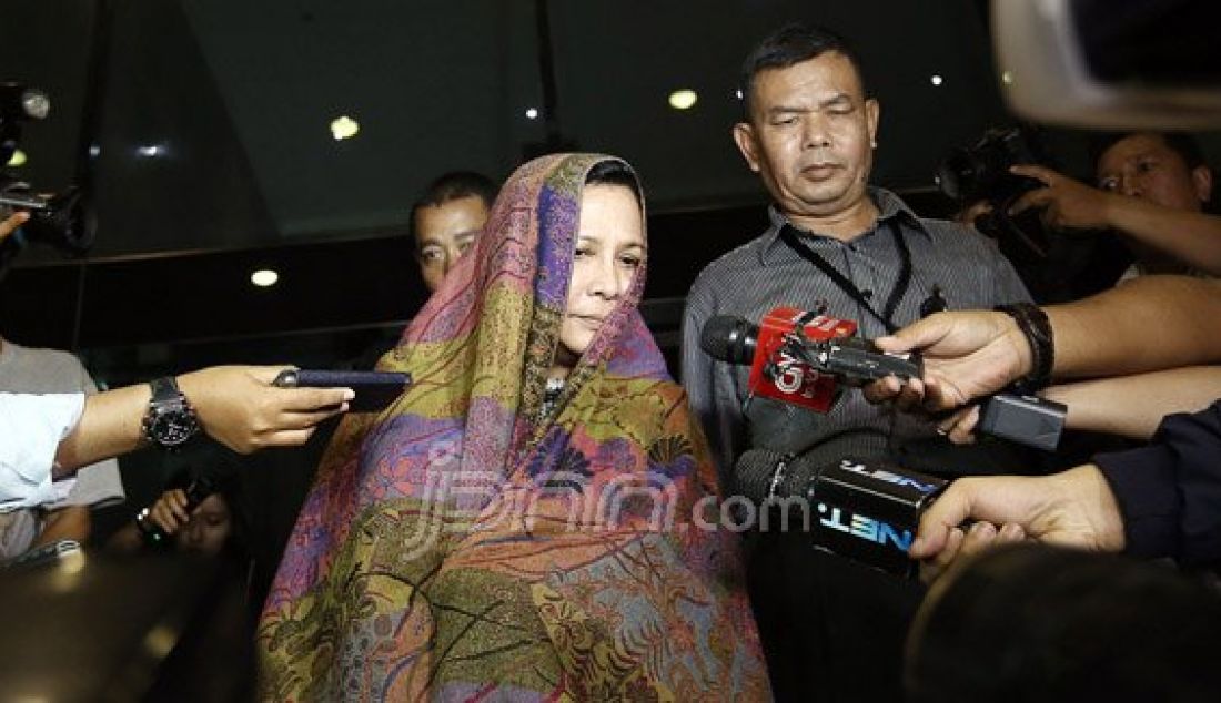 Pengacara Saipul Jamil, Bertha Natalia saat keluar dari gedung KPK, Jakarta, Kamis (16/6). Bertha ditahan terkait operasi tangkap tangan (OTT) kasus dugaan penyuapan terhadap Panitera Pengadilan Jakarta Utara. Foto: Ricardo/JPNN.com - JPNN.com