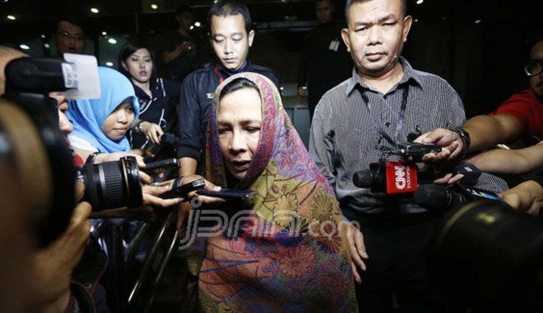 Pengacara Saipul Jamil, Bertha Natalia saat keluar dari gedung KPK, Jakarta, Kamis (16/6). Bertha ditahan terkait operasi tangkap tangan (OTT) kasus dugaan penyuapan terhadap Panitera Pengadilan Jakarta Utara. Foto: Ricardo/JPNN.com - JPNN.com