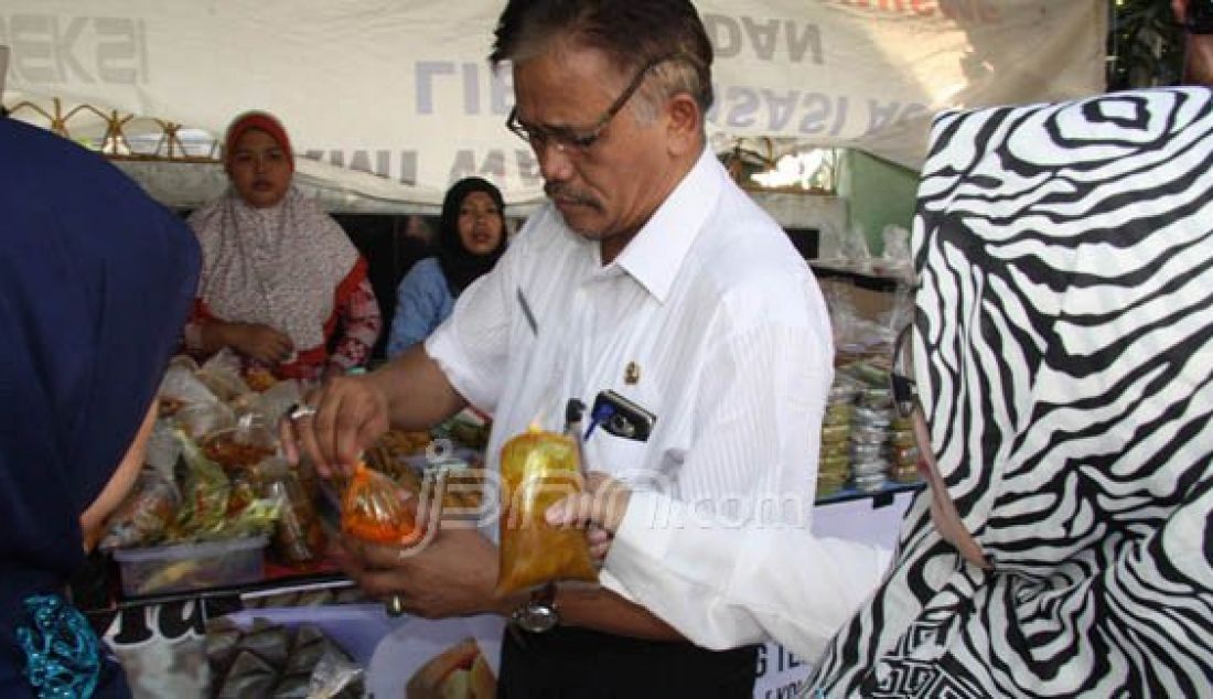 Kabid perdagangan Disperindag kota Bogor, Mangahid Sinaga, saat melakukan sidak di lokasi pedagang kaki lima musiman yang menjual takjil untuk berbuka puasa, dijalan Bangbarung Bogor, Kamis (16/6). Foto: Sofyansyah/Radar Bogor/JPNN.com - JPNN.com