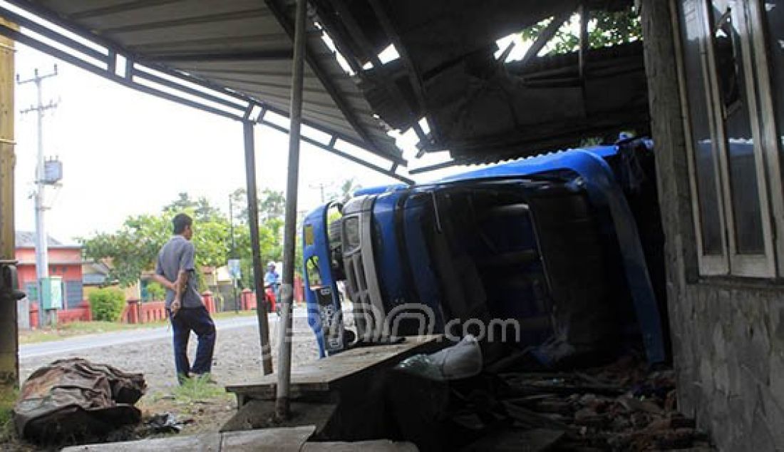 Sebuah mobil truk pengangkut paket terguling dan menimpa rumah milik warga di Jl Raya Palimanan-Gempol, Desa Pegagan, Palimanan, Cirebon. Jumat (17/6). Foto: Abdulrohman/Radar Cirebon - JPNN.com