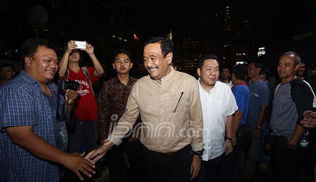 Wakil Gubernur DKI Jakarta Djarot Syaeful Hidayat bersama Anggota DPR dari Fraksi PDIP Charles Honoris mendatangi acara buka bersama Pewarta Foto Indonesia di Bundaran HI, Jakarta, Jumat (17/6). Foto: Ricardo/JPNN.com - JPNN.com