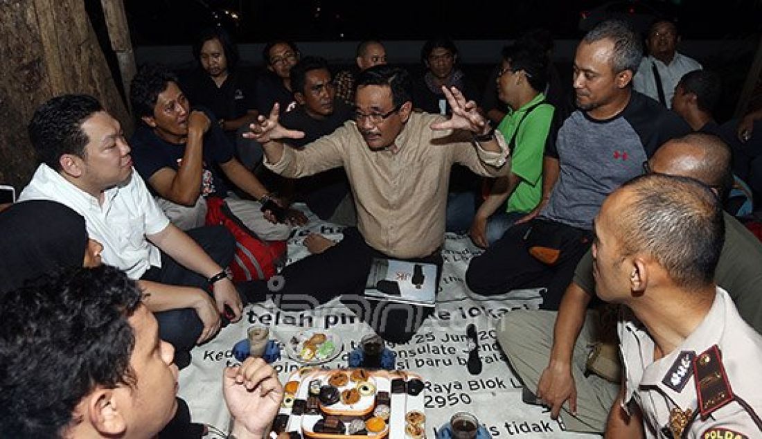 Wakil Gubernur DKI Jakarta Djarot Syaeful Hidayat bersama Anggota DPR dari Fraksi PDIP Charles Honoris mendatangi acara buka bersama Pewarta Foto Indonesia di Bundaran HI, Jakarta, Jumat (17/6). Foto: Ricardo/JPNN.com - JPNN.com