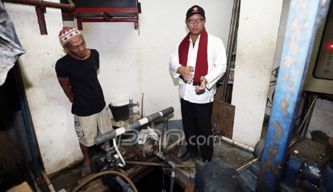 Anggota DPR dari Fraksi Partai Gerindra Aryo Jojohadikusmo mengunjungi Dapilnya di Masjid Luar Batang, Jakarta, Sabtu (18/6). Aryo bertatap muka dan menyerap aspirasi warga, memberikan bantuan perlengkapan mesjid dan air bersih. Foto : Ricardo/JPNN.com - JPNN.com