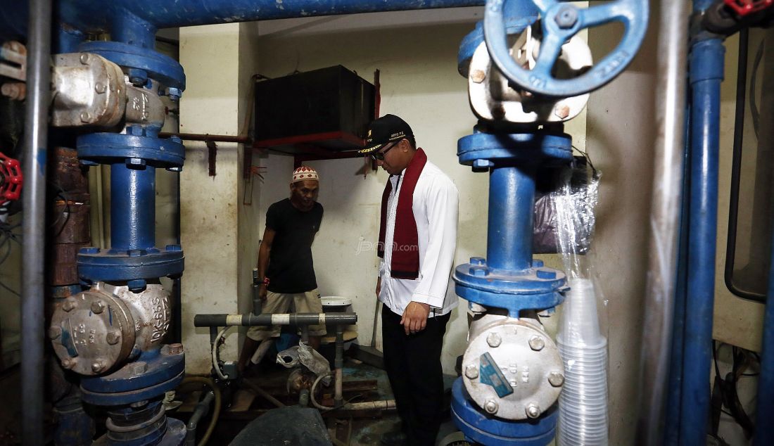 Anggota DPR dari Fraksi Partai Gerindra Aryo Jojohadikusmo mengunjungi Dapilnya di Masjid Luar Batang, Jakarta, Sabtu (18/6). Aryo bertatap muka dan menyerap aspirasi warga, memberikan bantuan perlengkapan mesjid dan air bersih. Foto : Ricardo/JPNN.com - JPNN.com