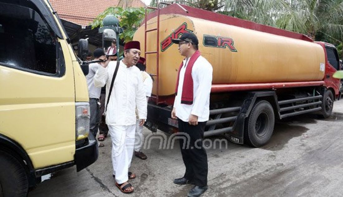 Anggota DPR dari Fraksi Partai Gerindra Aryo Jojohadikusmo mengunjungi Dapilnya di Masjid Luar Batang, Jakarta, Sabtu (18/6). Aryo bertatap muka dan menyerap aspirasi warga, memberikan bantuan perlengkapan mesjid dan air bersih. Foto : Ricardo/JPNN.com - JPNN.com