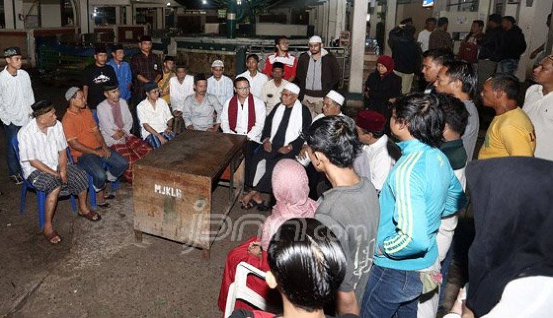 Anggota DPR dari Fraksi Partai Gerindra Aryo Jojohadikusmo mengunjungi Dapilnya di Masjid Luar Batang, Jakarta, Sabtu (18/6). Aryo bertatap muka dan menyerap aspirasi warga, memberikan bantuan perlengkapan mesjid dan air bersih. Foto : Ricardo/JPNN.com - JPNN.com