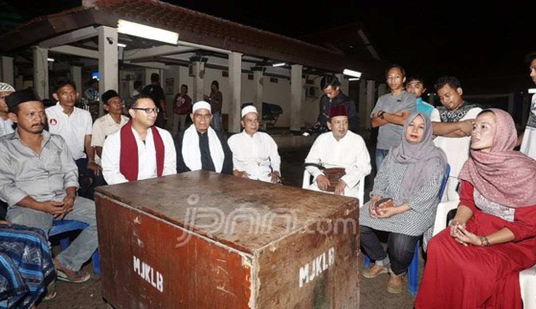 Anggota DPR dari Fraksi Partai Gerindra Aryo Jojohadikusmo mengunjungi Dapilnya di Masjid Luar Batang, Jakarta, Sabtu (18/6). Aryo bertatap muka dan menyerap aspirasi warga, memberikan bantuan perlengkapan mesjid dan air bersih. Foto : Ricardo/JPNN.com - JPNN.com